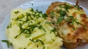 Сочный стейк из свинины в духовке с грибами и картофельным пюре