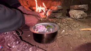 Зимнее убежище для выживания в бушкрафте в старом сосновом лесу