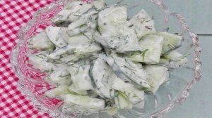 Огуречный салат с кунжутом и семенами чиа