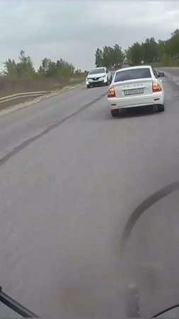 Разметки нету, вот она и едет по левой полосе, откуда только права взяла. Пришлось обгонять справа.