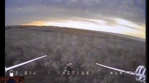 Вражеский ФПВ-дрон пытается добить нашего ранегого, но бонюец постоянно уворачиваться