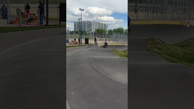 экстремальное и опасное катание на велосипеде на велотреке.