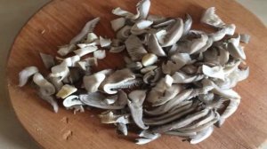 Салат из рукколы, грибов и вяленого мяса