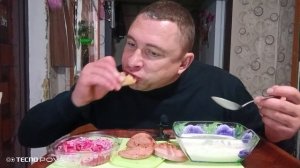 мукбанг/обжор/рисовая молочная каша,жареная колбаса,салатик чудесный/