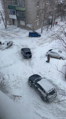 29 апреля - в нашем дворе выдергивают Audi 4*4 из сугроба