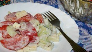 Овощной салат со сметаной и сыром