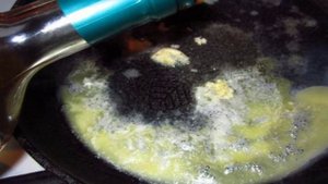 Неочищенные креветки в чесночно-сладком соусе