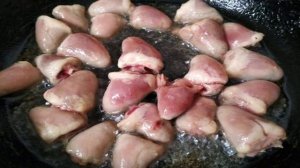 Куриные сердечки тушеные в томатно- сметаной подливе