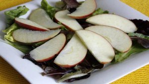 Салат Дипломат с горбушей, яблоком, яйцом и сыром