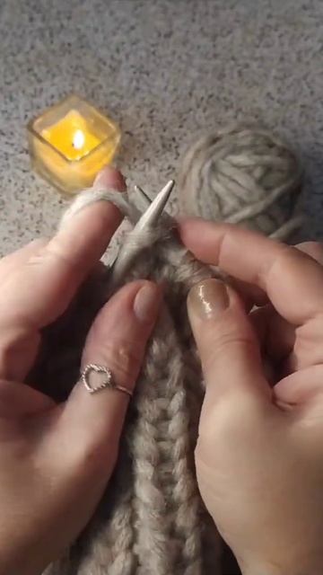 Начинаю вязание теплой шерстяной шапки... #школавязания #шапкаспицами #видеообзор #вязанаяшапка смотреть онлайн