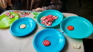 играем в игрушечную детскую посудку