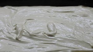 Бисквитное пирожное с вишнями и сгущенным молоком