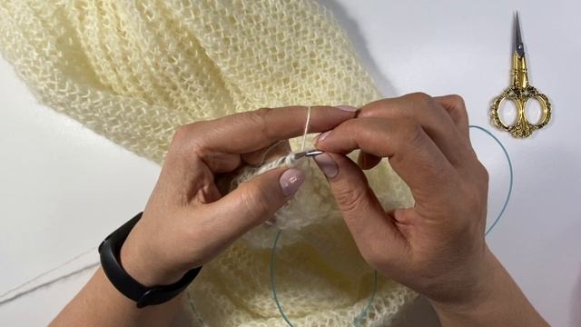 Ажурный палантин спицами.Всего два ряда