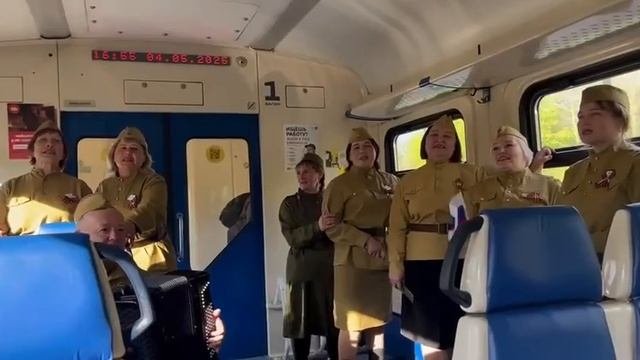 Сегодня в электричке на пути в Канаш пассажиры вместе с хором исполнили песню «День Победы»