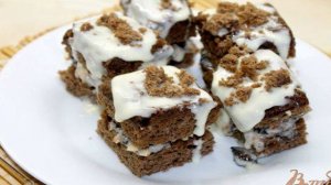 Пирожное из бисквита с черносливом и грецкими орехами