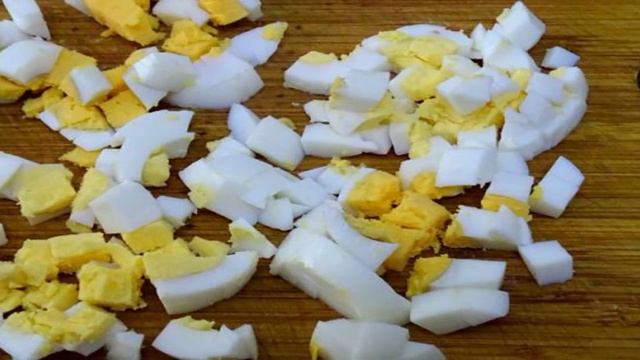 Слоёный пирог с консервированной килькой в томате