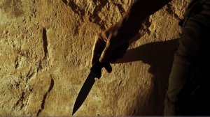 Мужчина напал с ножом на троих приятелей и выпал из окна в Петербурге