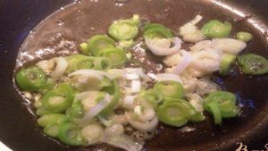 Свинина с луком-пореем и помидорами черри