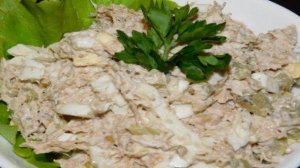 Мясной салат с орехами