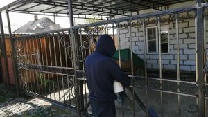 Изготовление забора с коваными элементами и откотными воротами с автоматикой.