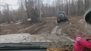 JIMNY JB23W измеряют глубину луж