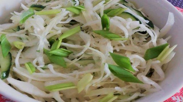 Салат из свежей капусты и огурца с зеленым яблоком