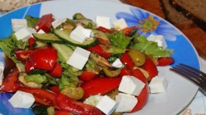 Овощной салат с мидиями и сыром