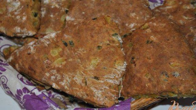 Хлебные лепешки с колбасой