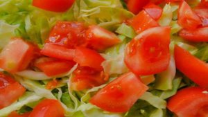 Овощной салат с молодой морковью и капустой