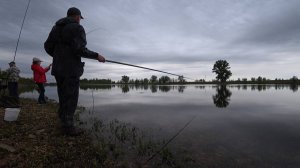 Облавливают со всех сторон. Не успеваю за ними . Рыбалка на реке