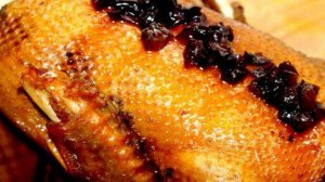 Румяная утка с фруктами