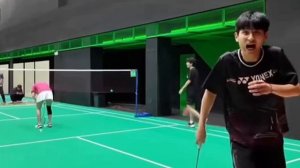 Поймала воланчик