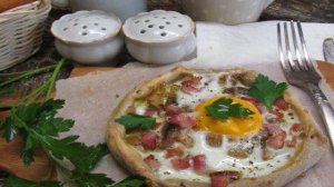 Галета на завтрак с грибами и яйцом