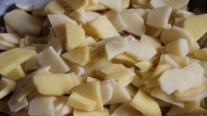 Жаренный картофель по - сельски со свининой и копченым салом