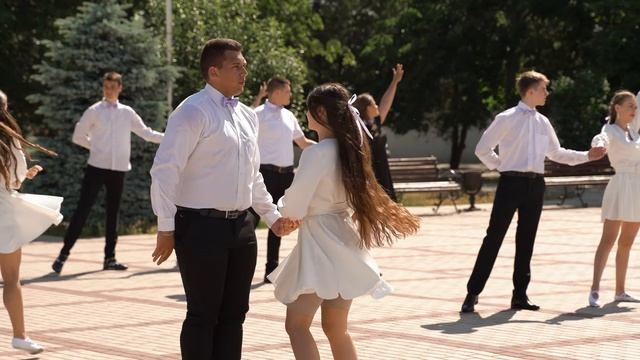 Школьный вальс на берегу Дуная  #upskirt#шоу#современный#танец