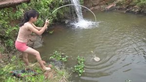 Красивая девушка ловит рыбку на крючок