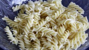 Салат из макарон, с салями и овощами