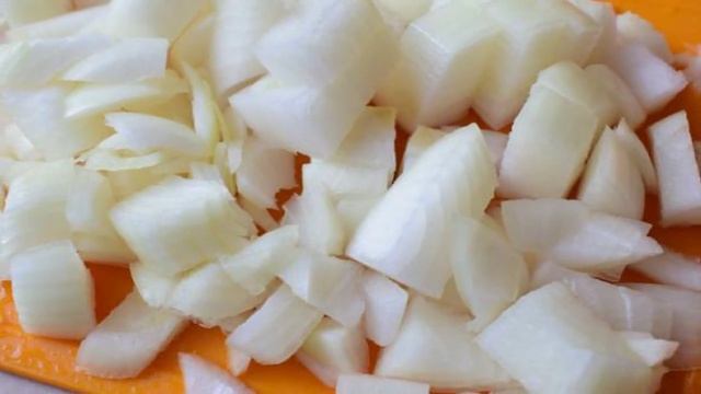 Курица тушеная с луком в сметане
