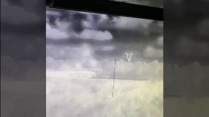 Танк Т-80БВМ накрывает украинское отделение на марше.