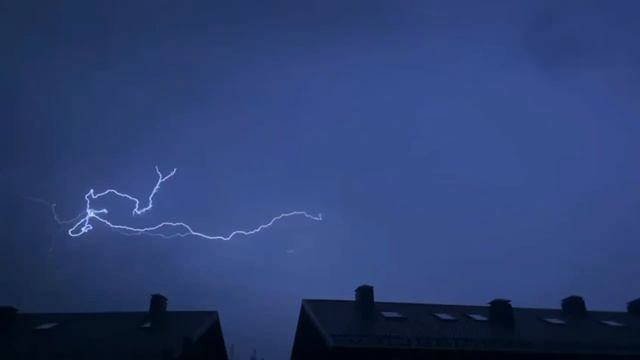 Мощнейший ливень с грозой накроет Москву сегодня с 15:00 — МЧС экстренно предупреждает о шторме