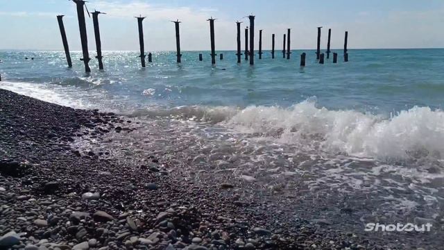 АБХАЗИЯ. ЦАНДРЫПШ. 21 СЕНТЯБРЯ. МОРЕ ВОЛНУЕТСЯ