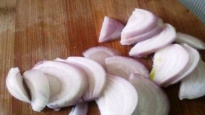 Жаренные кабачки с луком под чесночным соусом