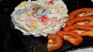 Салат из крабовых палочек с кукурузой и сухариками