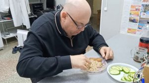 Мукбанг на работе. Отбивные с полбой и свежий огурчик. Не разгаданные загадочные события.