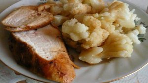 Куриная грудка с гарниром из цветной капусты