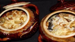 Мясо с овощами и грибами в горшочках