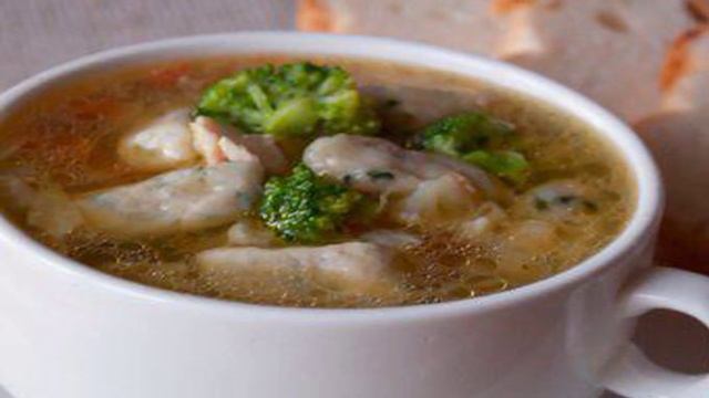 Капустный суп с курицей и клецками
