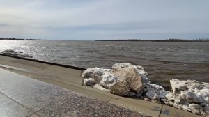 Обь, уровень воды поднимается, ледоход прошел)