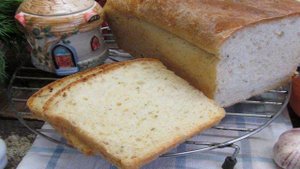 Белый хлеб с розмарином и яблоком