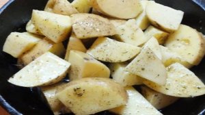 Картофель запеченный в специях и травах